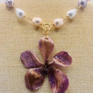Orquídea Vanda montada en alambrismo con Perlas Barrocas y aluminio 20” Largo