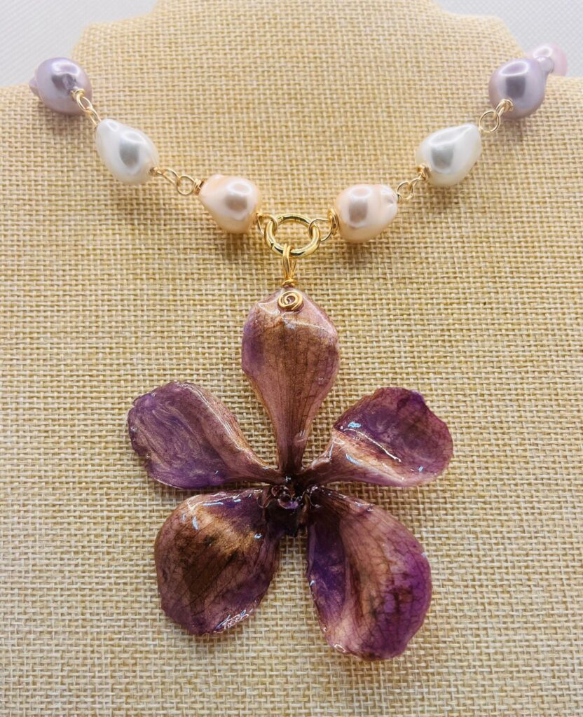 Orquídea Vanda montada en alambrismo con Perlas Barrocas y aluminio 20” Largo