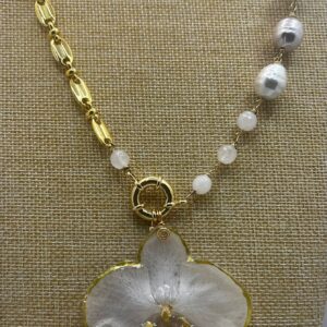 Orquídea Blanca montada con cuarzos blancos y perlas barrocas y cadena enchapada 18k 22” largo