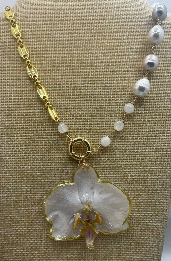 Orquídea Blanca montada con cuarzos blancos y perlas barrocas y cadena enchapada 18k 22” largo