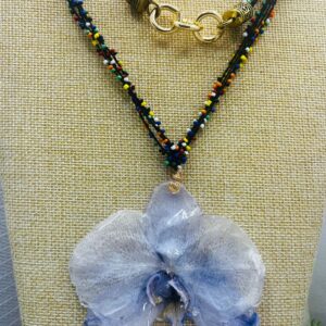 Orquídea azul , montada en cordón con seed beads de colores de 30”