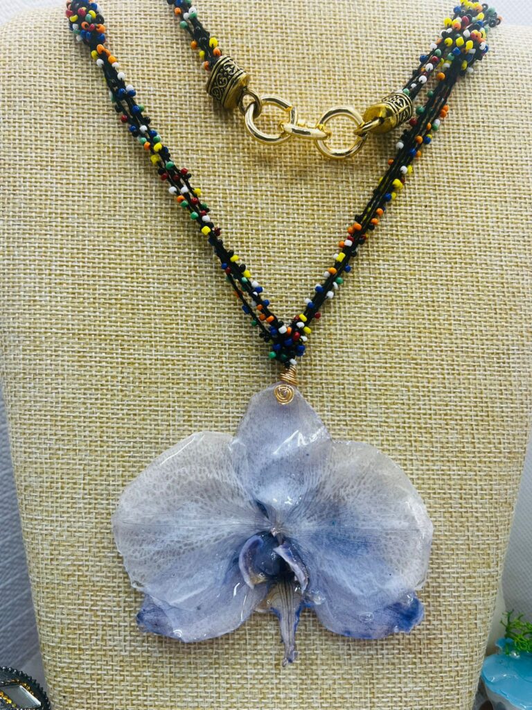 Orquídea azul , montada en cordón con seed beads de colores de 30”